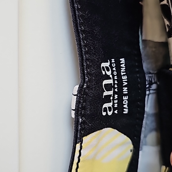 A.n.a Lemon Twill Dress Shorts in Women's Size 4 EUC - Picture 3 of 4